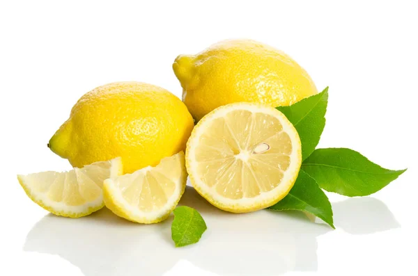 Twee citroenen en de andere helft met verlaat geïsoleerd op witte achtergrond — Stockfoto