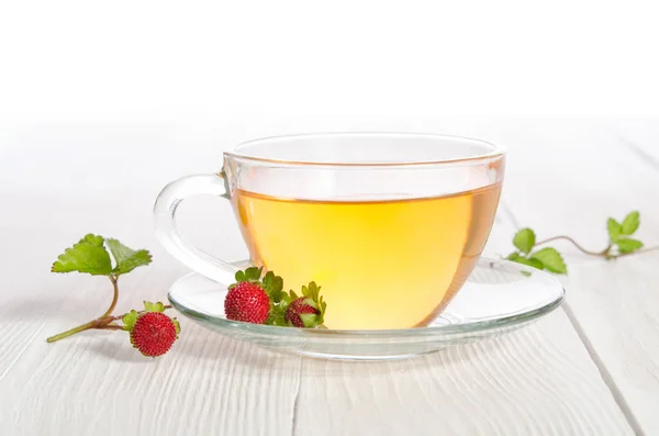 Kopje thee en strawbarries op de witte houten tafel — Stockfoto