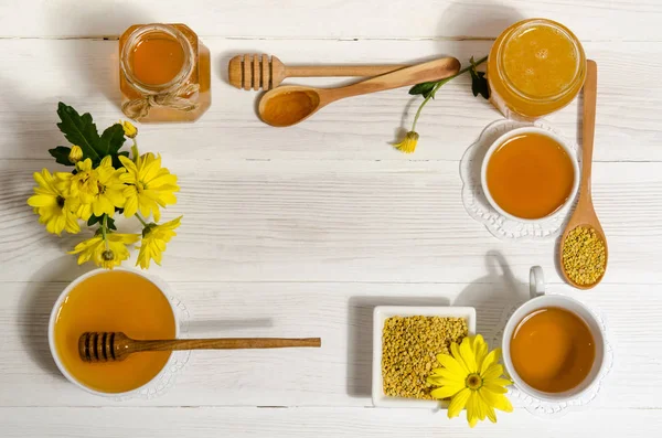 Bee produkter med kopp te på träbord — Stockfoto