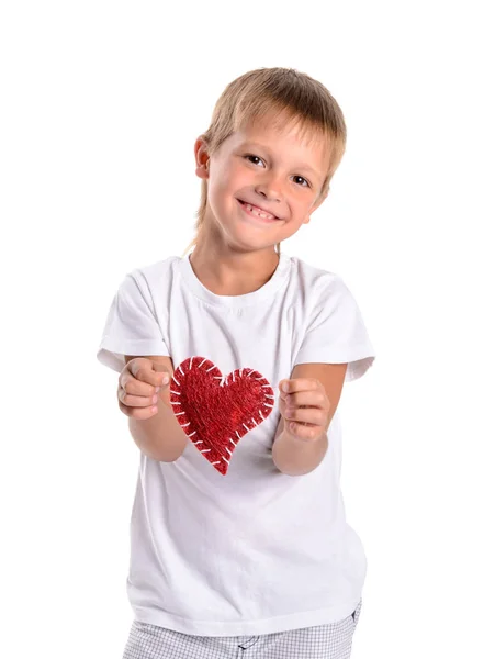 Lindo chico sosteniendo un corazón rojo (San Valentín) aislado en el respaldo blanco —  Fotos de Stock