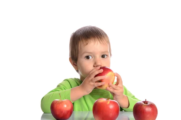 白い背景で隔離赤いリンゴとかわいい子 — ストック写真