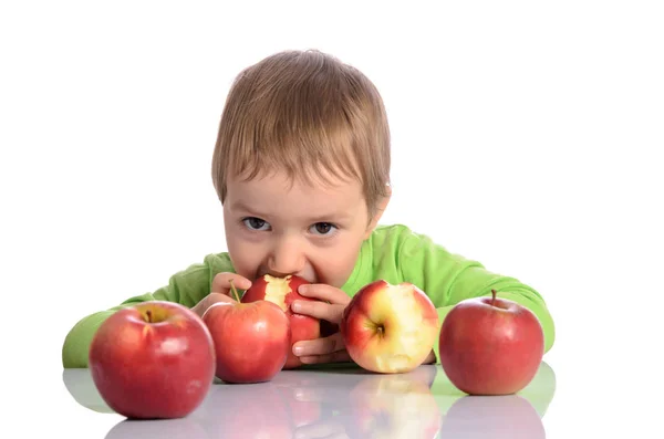 Carino bambino con mele rosse isolato su sfondo bianco — Foto Stock