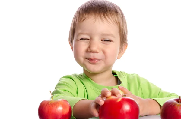 Carino bambino con mele rosse isolato su sfondo bianco — Foto Stock