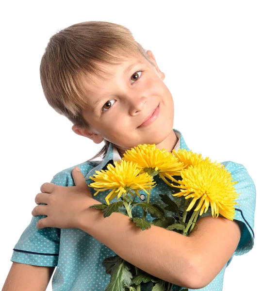 Boy holding a bouquet of chrysanthemums, smiling and looking at — Stock Photo, Image