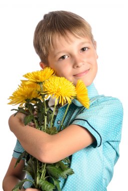 gülümseyen ve bakarak krizantem, bir buket tutan çocuk 