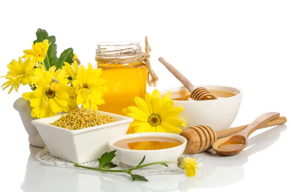 Flores amarillas y productos de abeja (miel, polen) aislados en el blanco —  Fotos de Stock