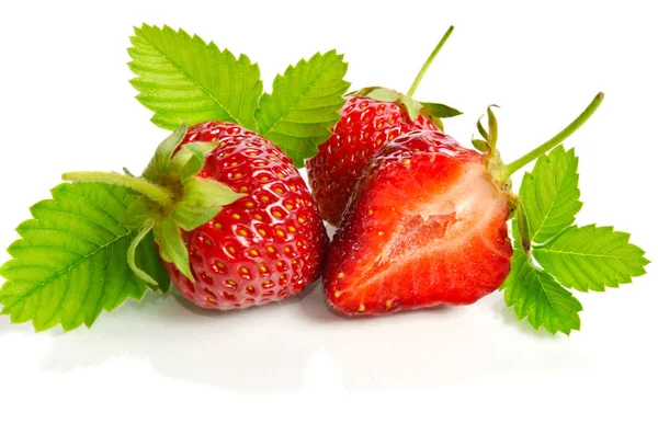 Fresas sabrosas maduras aisladas sobre fondo blanco —  Fotos de Stock