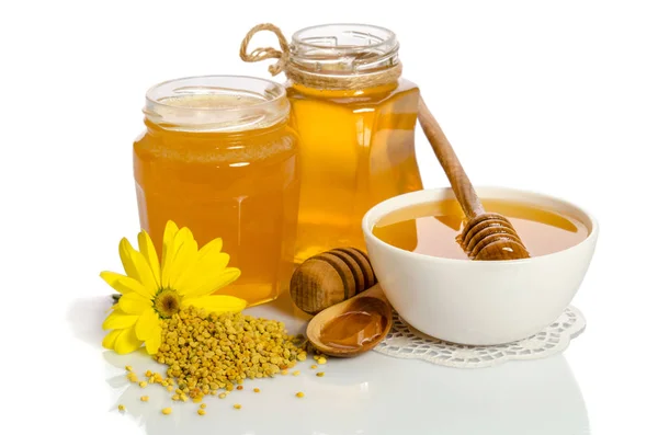 Flor amarilla y productos de abeja (miel, polen) aislados en blanco —  Fotos de Stock