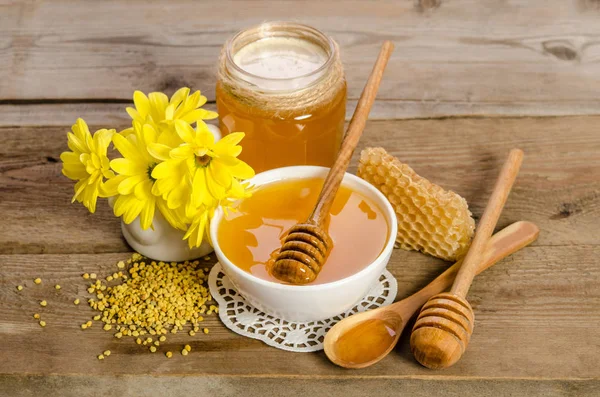 Gula blommor och biprodukter (honung, pollen, honeycombs) på w — Stockfoto