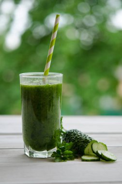 Salatalık ve maydanoz sağlıklı yaz içeceği yeşil smoothie