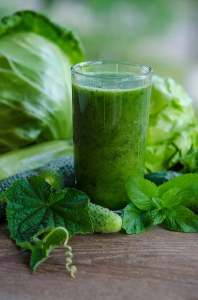 Green smoothie with cucumber, mint, zucchini and cabbage as heal — Stock Photo, Image