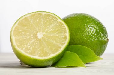 Ahşap arka plan üzerinde yaprakları ile Sulu kireç