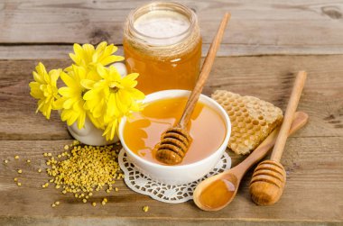 Sarı çiçek ve arı ürünleri (bal, polen, peteğin) w üzerinde