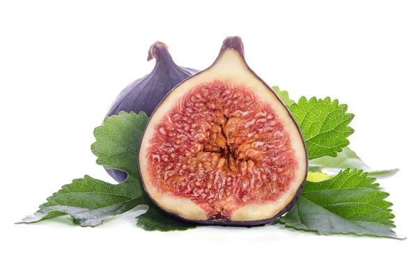 Fichi maturi con foglie sopra bianco — Foto Stock