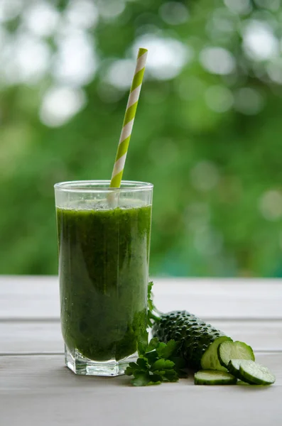 Batido verde con pepino y perejil como bebida saludable de verano —  Fotos de Stock