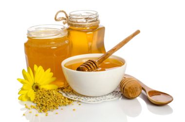 Beyaz izole sarı çiçek ve arı ürünleri (bal, polen)