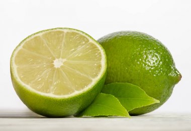 Ahşap arka plan üzerinde yaprakları ile Sulu kireç