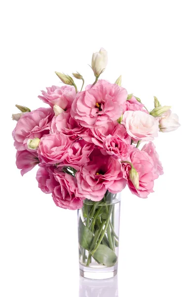 Cacho de flores de eustoma rosa em vaso de vidro isolado em branco — Fotografia de Stock