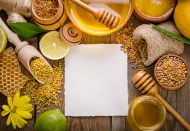 peteğin, bal, zencefil, polen, limon bir ahşap masa ve e
