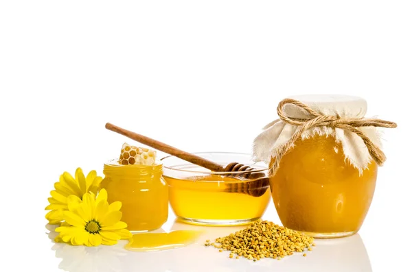 Produtos apícolas: mel, pólen, favo de mel no fundo branco — Fotografia de Stock