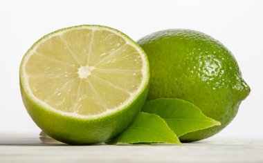 Ahşap arka plan üzerinde yaprakları ile Sulu kireç