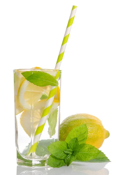 Limonade isoliert auf weißem Hintergrund — Stockfoto