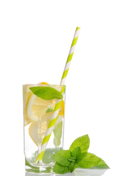 Limonade isoliert auf weißem Hintergrund — Stockfoto