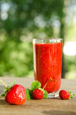  çilek ve ahşap bir masa üzerinde çilek kokteyli smoothie