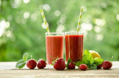 limon, nane yaprakları, çilek ve kokteyller güler yüzlü bir woo üzerinde