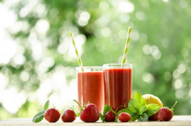 limon, nane yaprakları, çilek ve kokteyller güler yüzlü bir woo üzerinde