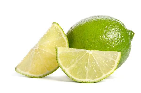 Zielone limonki z dwoma plastrami juicy wapna na białym tle na biały bac — Zdjęcie stockowe