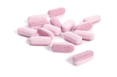 Beyaz arka plan üzerinde izole tıp tablet yığını