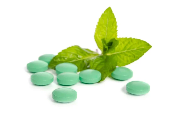 Zelené tablety s listy máty izolovaných na bílém pozadí — Stock fotografie
