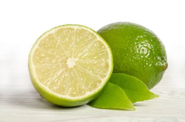 bir limon Sulu kireç ahşap bir masa üzerinde yarısı ile