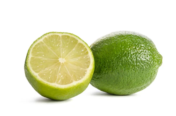 Saftiga limefrukterna över den vita bakgrunden — Stockfoto