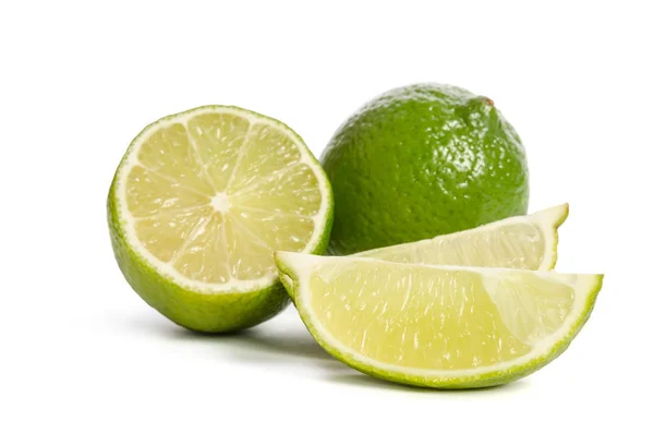 Lime och skivor av limefrukterna isolerad på vit bakgrund — Stockfoto