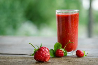  çilek ve ahşap bir masa üzerinde çilek kokteyli smoothie