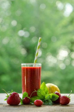 limon, nane yaprakları, çilek ve Çilekli kokteyl smoothi