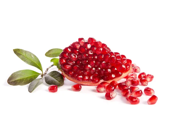 Part of a pomegranate with pomegranate seeds and leaves — Stock Photo, Image