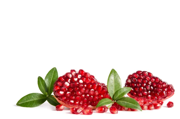 Part of a pomegranate with pomegranate seeds and leaves — Stock Photo, Image