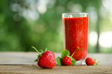  çilek ve ahşap bir masa üzerinde çilek kokteyli smoothie