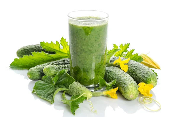 Glas mit grünem Smoothie und Gurken, Blüten, Blättern — Stockfoto