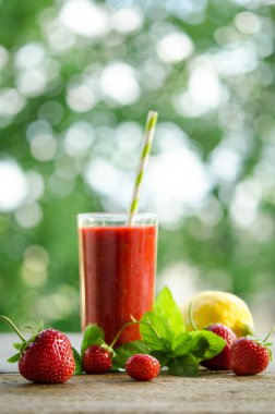 limon, nane yaprakları, çilek ve Çilekli kokteyl smoothi