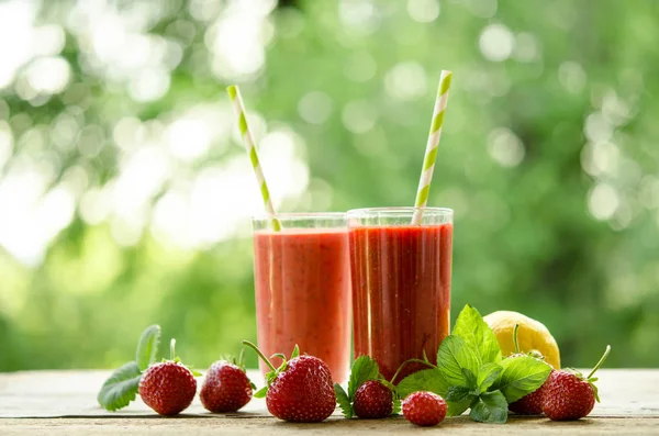 limon, nane yaprakları, çilek ve kokteyller güler yüzlü bir woo üzerinde