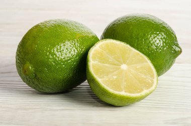 ahşap bir masa üzerinde iki sulu limon