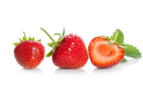 イチゴ、白い背景で隔離 2 つと 1 つの半分 — ストック写真