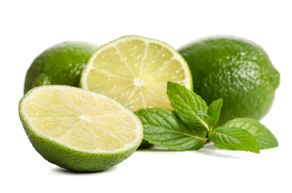 Groene munt, twee limes met de helft van een sappige kalk geïsoleerd op whit — Stockfoto