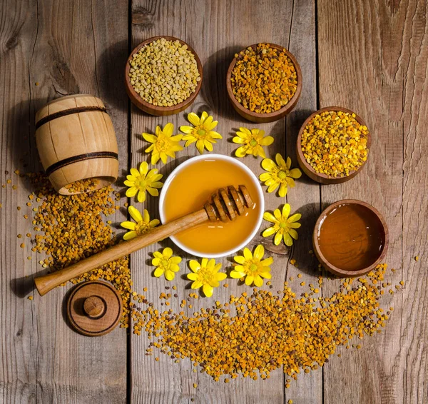 arıcı'nın natürmort ahşap arka plan üzerinde