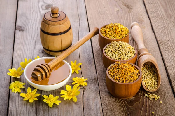 arıcı'nın natürmort ahşap arka plan üzerinde