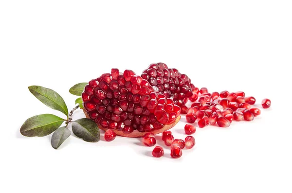 En del av ett granatäpple med granatäpple frön och blad isolerade — Stockfoto